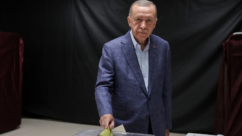 Recep Tayyip Erdogan vote au premier tour de la présidentielle à Istanbul en Turquie, le 14 mai 2023