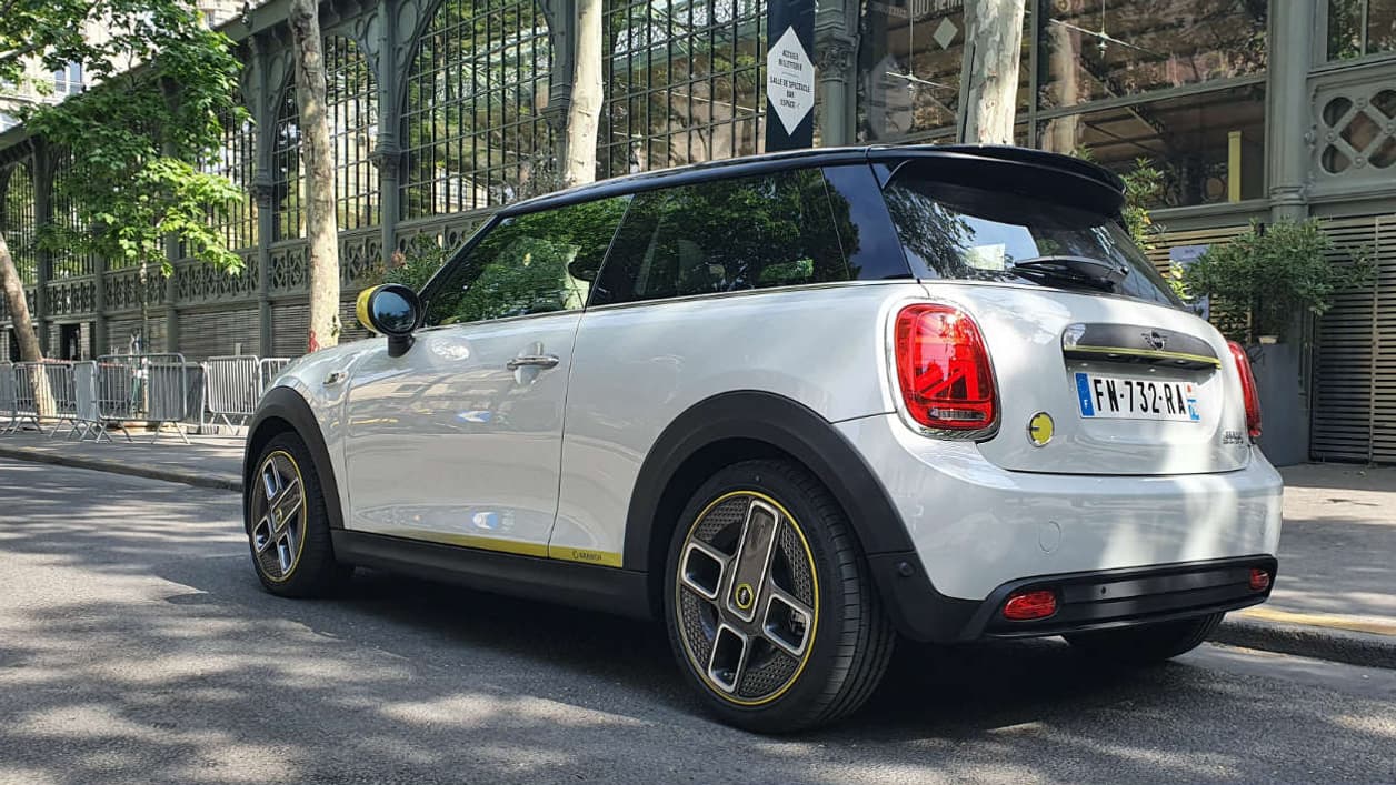 Seuls les badges E, une calandre spécifique et bien entendu l'absence de pot d'échappement distinguent esthétiquement cette Mini E d'une  Cooper S, la version thermique sportive de la Mini. 