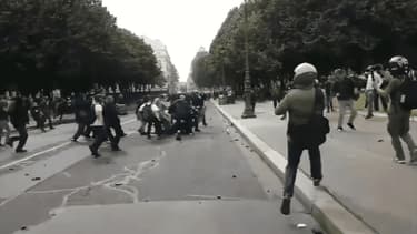 Le policier a été roué de coup après être tombé au sol à la suite d'un croche-pied.