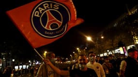 Des supporters sur les Champs-Élysées dimanche soir, après la rencontre PSG-Bayern