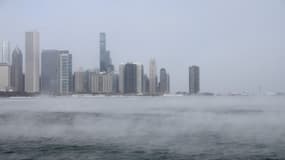 La brume s'élève du lac Michigan à Chicago le 23 décembre 2022, où les températures ont atteint -21°C avant les vacances de Noël.