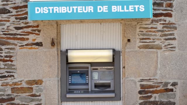 Le voleur arrive à dévisser le DAB et s'attaque à l'unité centrale à l'aide d'une clé USB. Il lui suffit ensuite de connecter son ordinateur, et le distributeur lui rend autant de billets qu'il le souhaite.