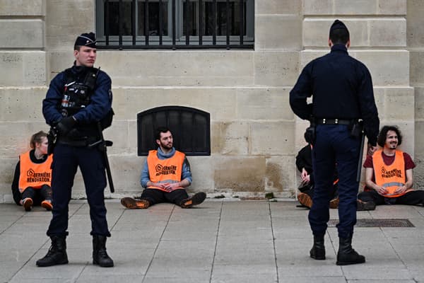 Des militants écologistes ont recouvert de peinture la fondation Louis-Vuitton et la place Vendôme le 1er mai 2023. Des militants écologistes ont recouvert de peinture la fondation Louis-Vuitton et la place Vendôme le 1er mai 2023.