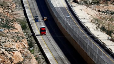 La route divisée en son centre entre trafic israélien et palestinien.