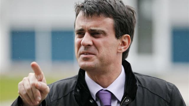 Manuel Valls, directeur de la communication du candidat socialiste François Hollande, estime que Nicolas Sarkozy, qui a présenté samedi les derniers voeux de son quinquennat avant l'élection présidentielle de 2012, joue sur les peurs des Français pour men
