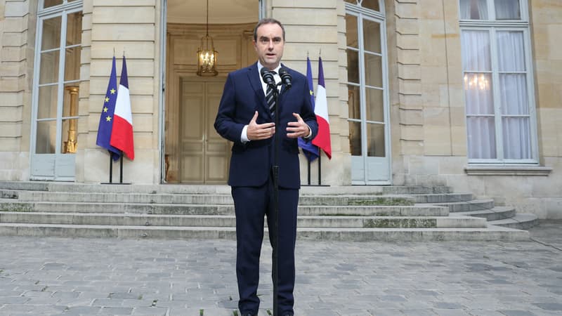 Le Premier ministre Sébastien Lecornu prend la parole dans la cour de l'Hôtel Matignon, à Paris, le 3 octobre 2025.