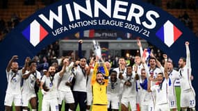 Les Bleus exultent en soulevant le trophée