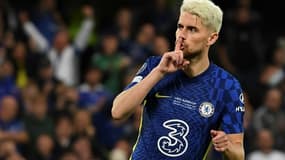 Le milieu italien de Chelsea Jorginho vient de réussir son tir au but contre Villarreal en Supercoupe d'Europe, le 11 août 2021 à Belfast 