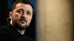 Le président ukrainien Volodymyr Zelensky donne une conférence de presse au siège de France Télévisions à Paris, le 27 mars 2025.