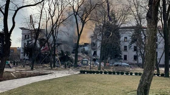 Le théâtre de Marioupol, en Ukraine, après son bombardement le 16 mars 2022 alors qu'il abritait un millier de personnes. Photo publiée sur le site du gouverneur de la région de Donetsk, Pavlo Kirilenko, le 16 mars 2022