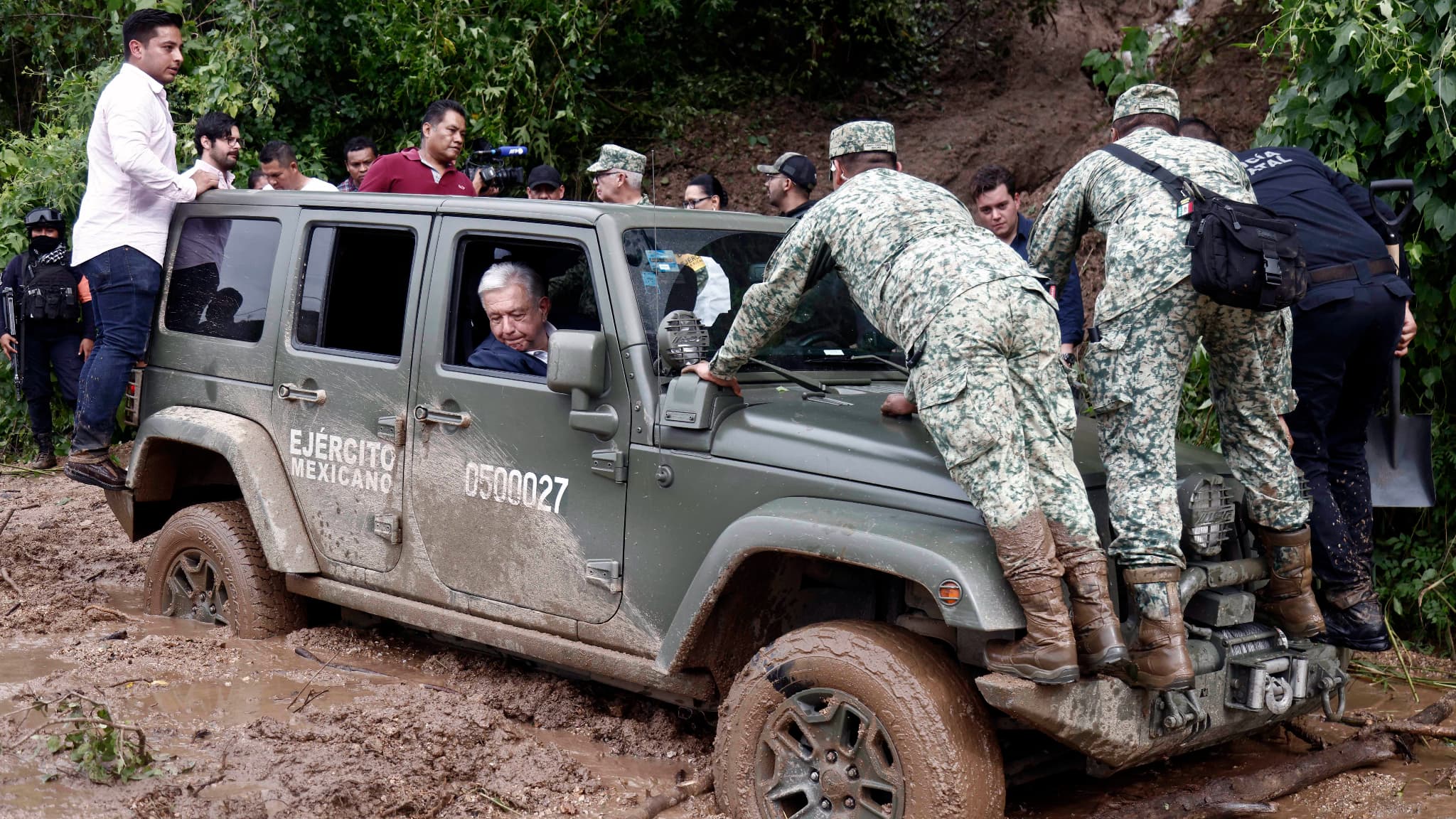 Le président mexicain Andres Manuel Lopez Obrador regarde par la fenêtre alors que le véhicule qui le transporte est embourbé lors d'une visite à la communauté de Kilometro 42, près d'Acapulco, État de Guerrero, Mexique, après le passage de l'ouragan Otis, le 25 octobre 2023.