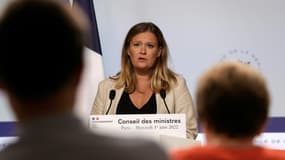 La porte-parole du gouvernement Olivia Grégoire lors du compte-rendu du Conseil des ministres, le 1er juin 2022 à Paris
