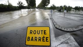 Un panneau portant l'inscription "route barrée" en raison d'inondations. (Photo d'illustration).