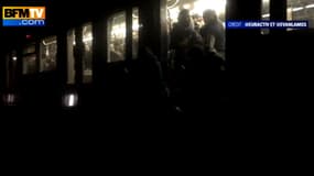 Les passagers bloqués dans le métro tentent d'évacuer une rame plongée dans l'obscurité, mardi.