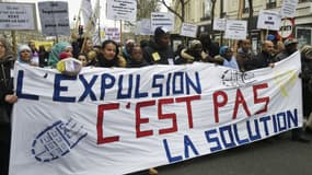 "L'expulsion c'est pas la solution", peut-on lire sur une banderole lors d'une manifestation place de la République à Paris, à l'appel du DAL (Droit au Logement), le 2 avril 2016.