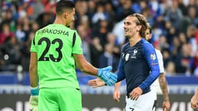 Antoine Griezmann et Thomas Strakosha lors de France-Albanie