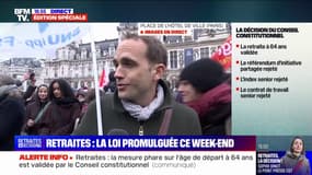 Paris: des manifestants affluent sur la place de l'hôtel de Ville après la décision du Conseil constitutionnel 