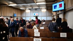 La salle d'audience du tribunal de Marseille le jeudi 7 novembre 2024 avant le début du procès des effondrements des immeubles rue d'Aubagne en 2018.