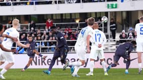 Trent Alexander-Arnold inscrivant un coup-franc lors du match de Ligue des nations entre la Finlande et l'Angleterre, le 13 octobre 2024.
