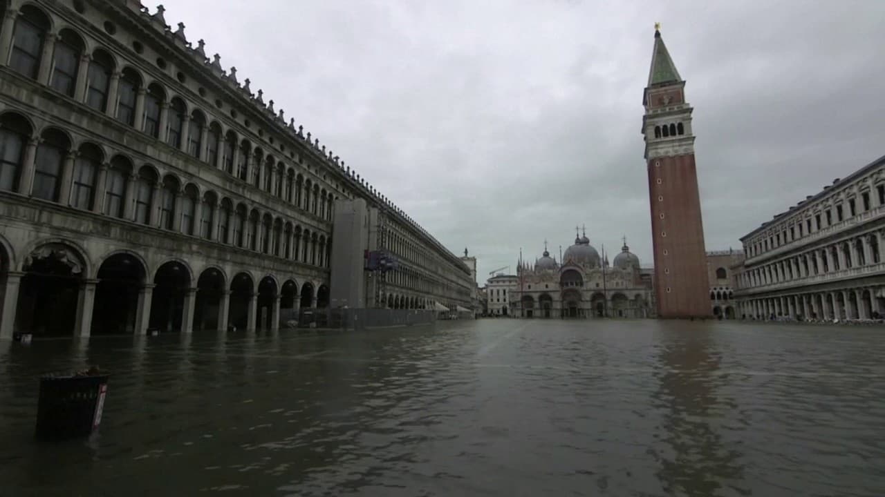 La Place Saint Marc A Venise Sous Les Eaux Apres De Fortes Intemperies