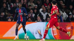 Ousmane Dembélé devant Luis Diaz lors de PSG-Liverpool (0-1, 8e de finale aller de la Ligue des champions), le 5 mars 2025