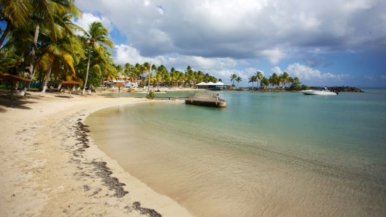 Une plage déserte au Gosier sur l'île de la Guadeloupe en mars 2020.