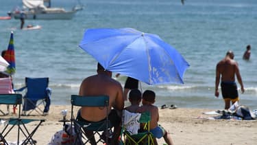 Des vacanciers en train de profiter de la plage en août 2018 à la Grande Motte (Photo d'illustration).