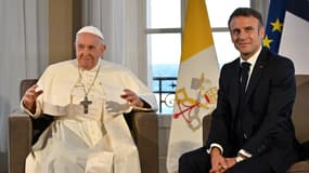 Photo de l'entretien entre Emmanuel Macron et le pape à Marseille le 23 septembre 2023.