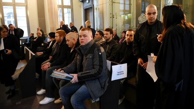 Des membres des "Loups blancs" au tribunal d'Amiens.
