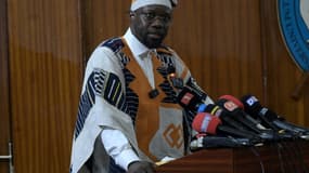 Le Premier ministre sénégalais Ousmane Sonko prononce un discours lors d'une conférence à l'université Cheikh Anta Diop de Dakar, le 16 mai 2024
