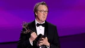 Le scénariste Will Smith avec l'Emmy Award du meilleur scénario pour une série dramatique entre les mains ce dimanche 15 septembre 2024 à Los Angeles.