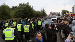 Des policiers se tiennent, le 2 août 2024, entre des manifestants défendant une mosquée à Liverpool (à droite) et des manifestants réagissant à l'attaque au couteau mortel à Southport le 29 juillet.