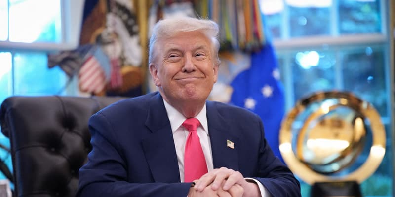 Donald Trump dans le bureau ovale le 18 août 2025