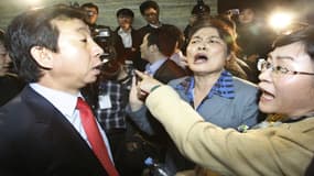 Trois députés Sud-Coréens échangent des insultes, sous l'oeil des journalistes, après une session parlementaires le 18 décembre 2008 à Séoul. (PHOTO D'ILLUSTRATION)