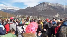 Près d'un millier de personnes se sont réunies dimanche à Annecy pour protester contre les restrictions sanitaires. (capture d'écran Twitter)