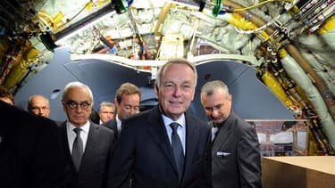 Jean-Marc Ayrault a visité mardi un Airbus A350 à l'occasion de l'inauguration d'une usine d'assemblage final à Toulouse, qui doit marquer une nouvelle phase pour le futur long courrier de l'avionneur européen dans sa lutte face à Boeing. /Photo prise le