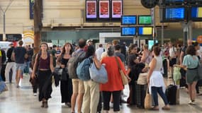 Des voyageurs en gare de Marseille Saint-Charles (Bouches-du-Rhône), le jeudi 15 août 2024.