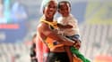 Shelly-Ann Fraser-Pryce avec son fils Zion après sa victoire en finale du 100 mètres féminin des Mondiaux de Doha
