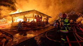 Des pompiers luttent contre les flammes qui ravagent le marché de Noël du Barcarès, le 11 novembre 2024