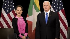 Aung San Suu Kyi et Mike Pence.