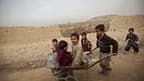 Enfants à Kaboul. Selon l'Unicef, l'Afghanistan est le pire pays au monde pour un enfant en raison du fort taux de mortalité infantile, de la violence et des problèmes de malnutrition et d'abus sexuels qui y règnent. /Photo prise le 21 février 2010/REUTER