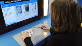 Couplés aux nouvelles générations de caméras de vidéosurveillance,
les logiciels de reconnaissance faciale permettent aux autorités d'identifier plus facilement un individu suspect dans une foule.
(image d'illustration) 