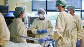 Gernot Marx (C), directeur du département des soins intensifs de l'hôpital universitaire d'Aix-le-Chapelle, en Allemagne, discute avec son équipe le cas d'un patient atteint du Covid, le 10 novembre 2020