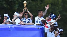 Raphaël Varane à Paris le 16 juillet 2018, le trophée de la Coupe du Monde dans les mains