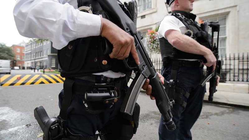 Des policiers armés dans Downing Street, la rue où se trouve la résidence du Premier ministre, le 29 août.
