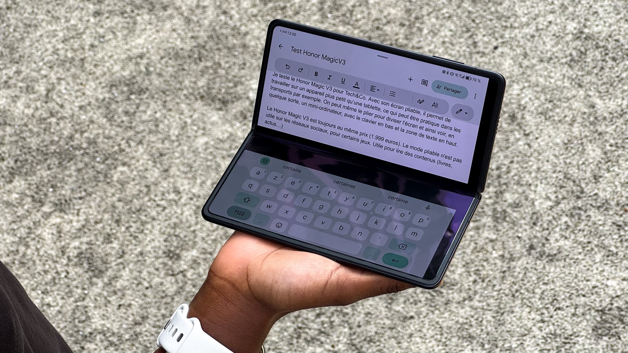Le Honor Magic V3 peut être utilisé comme un mini ordinateur, mais la grosse bande noire qui apparaît parfois au milieu dérange.