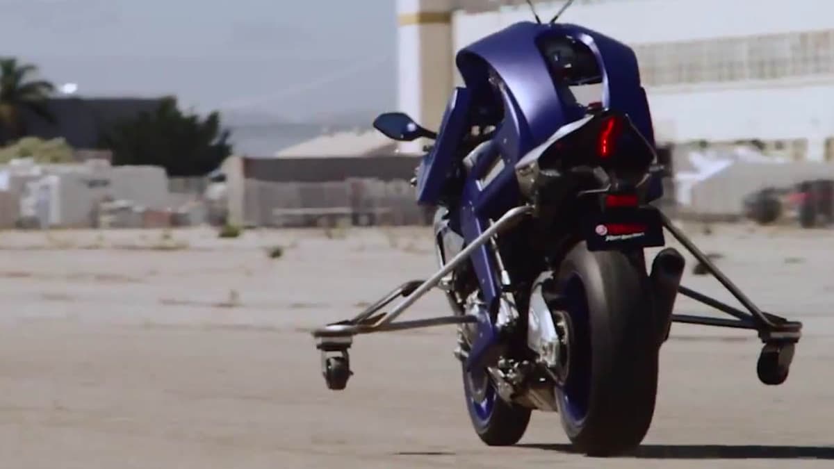 Comme tous les enfants, Motobot apprends à conduire son deux-roues avec des roulettes.