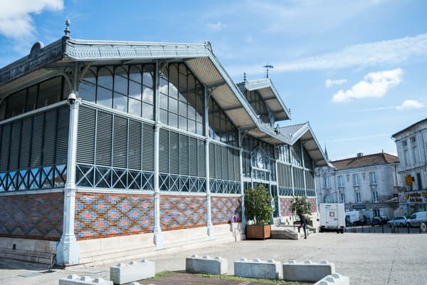 Vue des Halles à Angoulême.