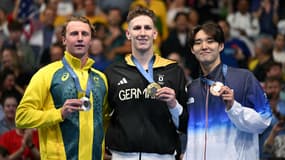 Le podium du 400m nage libre aux JO de Paris 2024 avec l'argent pour l'Australien Elijah Winnington (à gauche), l'or pour l'Allemand Lukas Maertens (centre) et le bronze pour le Sud-Coréen Kim Woo-min (droite), le 27 juillet 2024