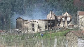 Le domicile incendié du forcené, dans le hameau du Cros, à Saint-Just.
